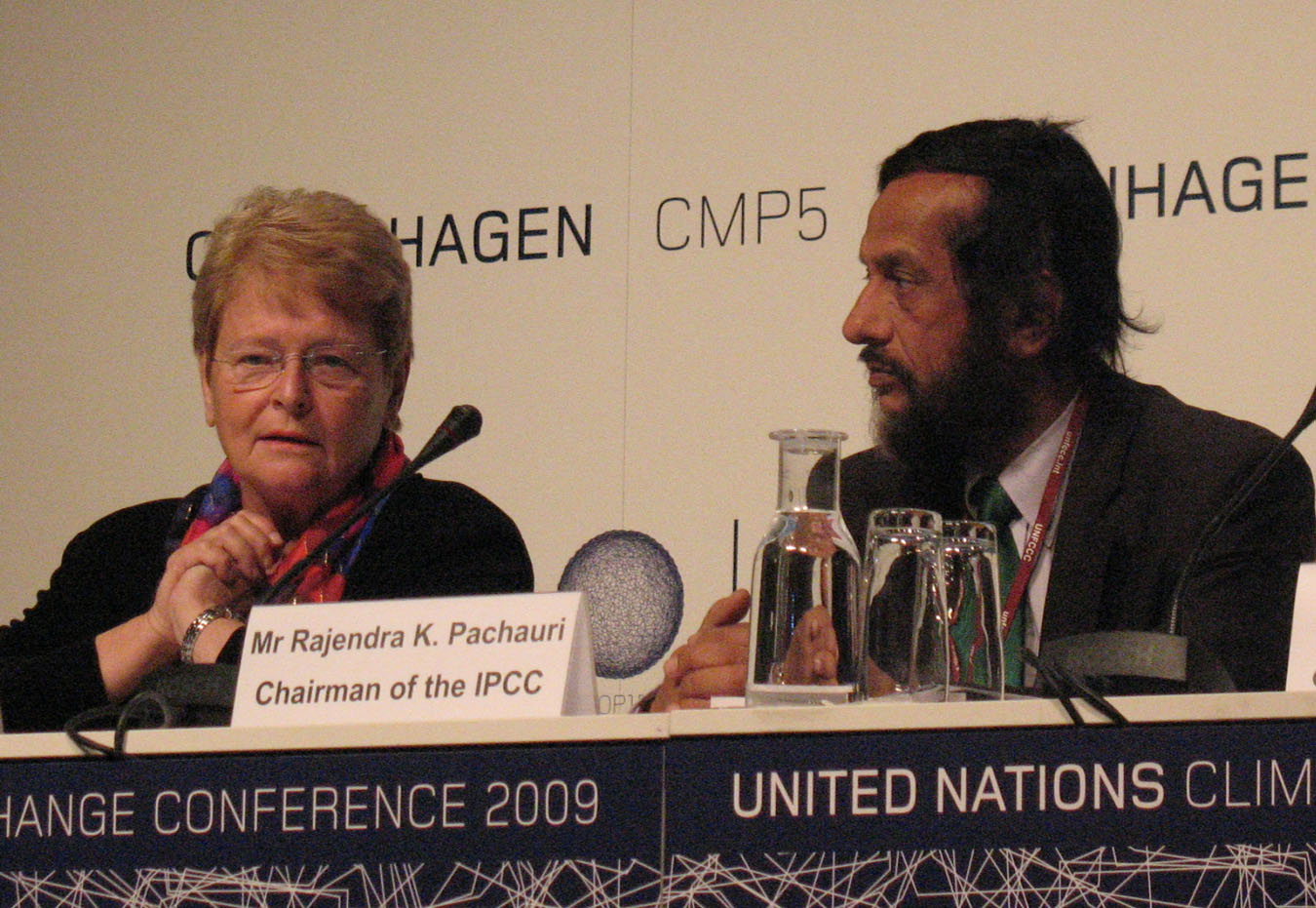 UN special envoy Gro Brundtland (left) and the IPCC's R.K. Pachauri (right) both devoted major price winnings as seed money for a new climate-science educational fund. Credit: J. Raloff