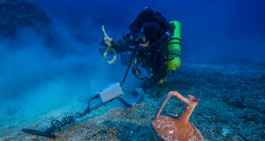 diver discovers a bronze rigging