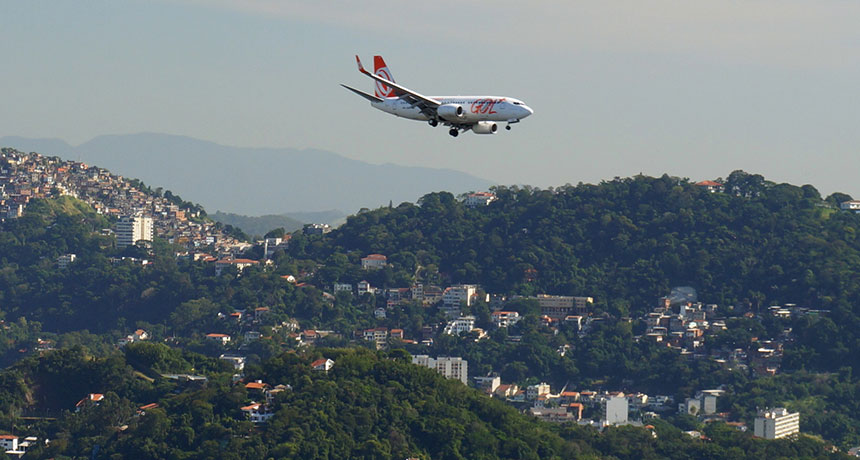 Airplane landing in Rio