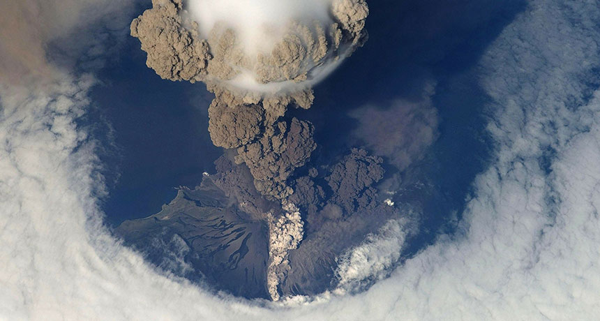 een luchtfoto van een vulkanische aswolk van Sarychev Peak in Rusland