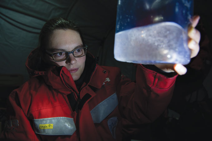 Nicole Hildebrandt hold zooplankton