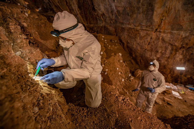 Mikkel Winther Pedersen muestreando sedimentos en la cueva Chiquihuite de México