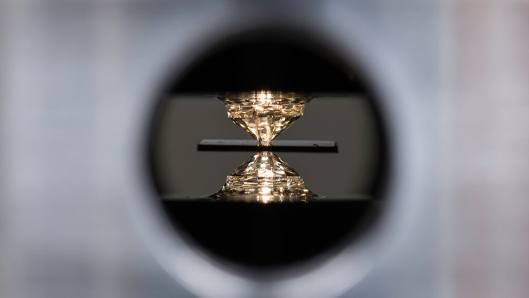 two diamonds squeezing superconductor material