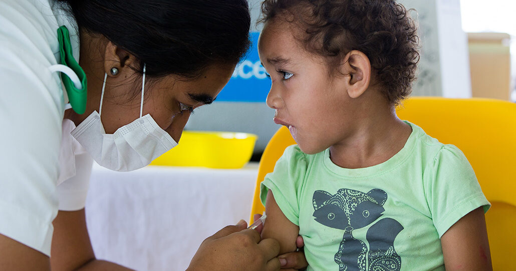 child in Samoa getting measles vaccine