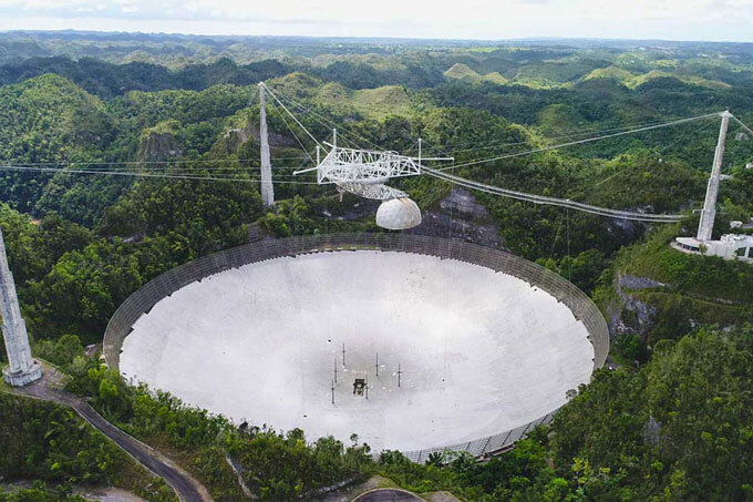 Arecibo Observatory voordat het instortte