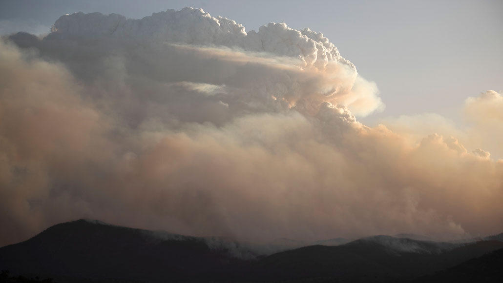 grote rookwolk zweefde over de top van de heuveltoppen