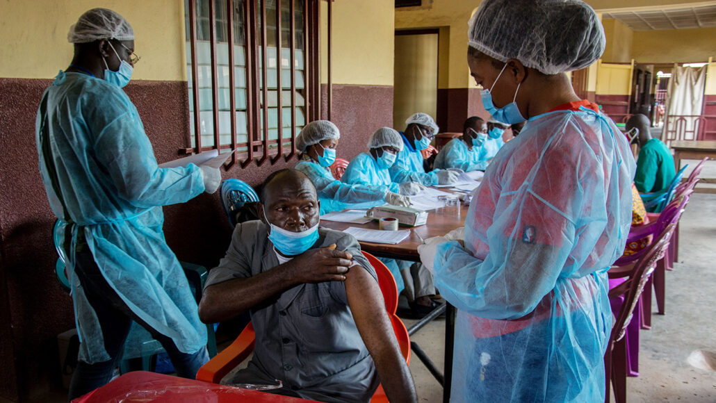 man die een ebolavaccinatie krijgt in Guinee