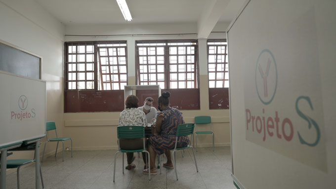 volunteer being screened for Projeto S
