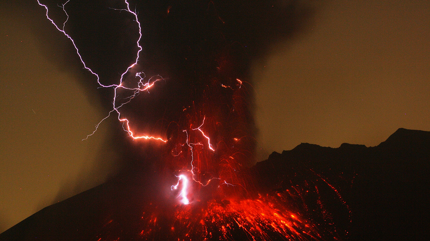 The volcano eruption with lightning on his head plandetransformacion ...