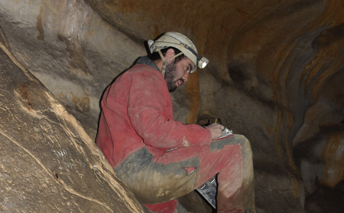 Der Geologe Iñaki Intxaurbe trägt eine Stirnlampe in einer Höhle