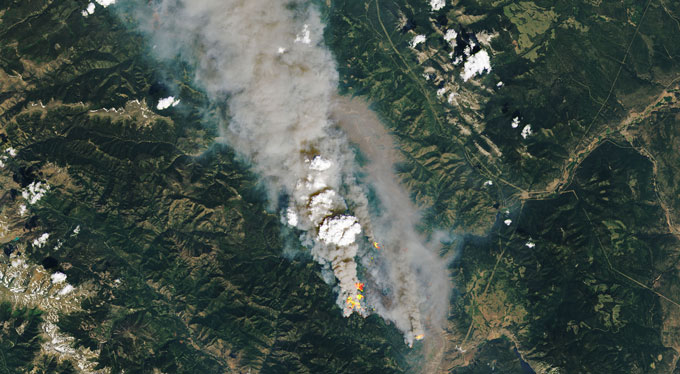 luchtfoto van een bosbrand in British Columbia