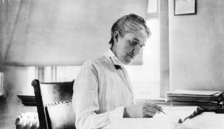 Henrietta Leavitt (at desk)