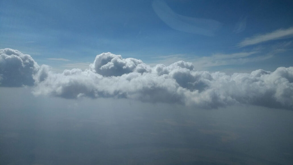 wolken in de lucht gevuld met rook