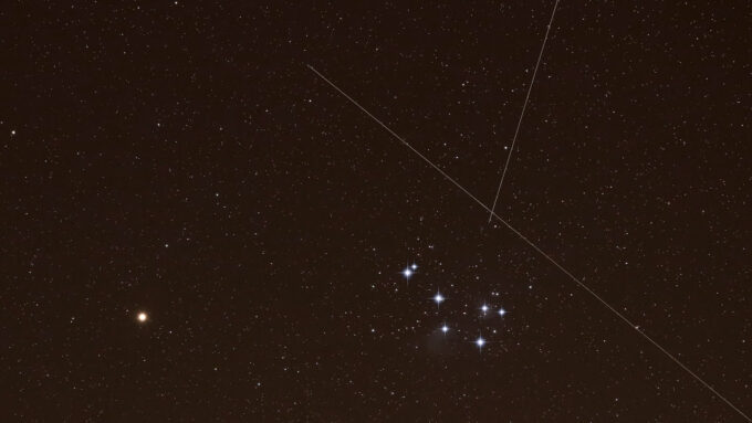 image of Mars and the Pleiades star cluster with crisscrossing streaks from Starlinks satellites