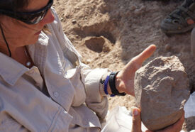 Sonia Harmand holding fossil