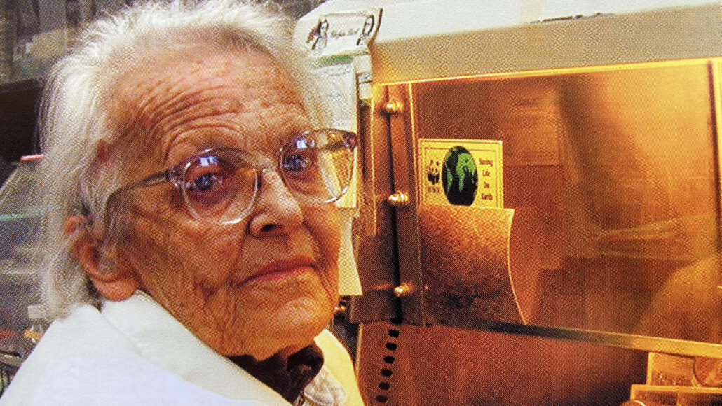 Marguerite Vogt in een laboratorium van het Salk Institute