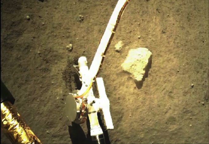 Chang’e-5 lunar lander extracting rock samples on the moon's surface
