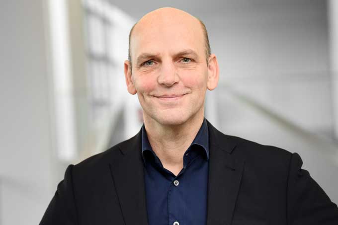 Benjamin List staat in een gang bij het Max-Planck-Instituut für Kohlenforschung