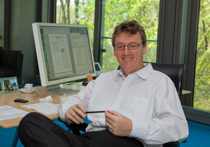 David MacMillan zit in zijn kantoor