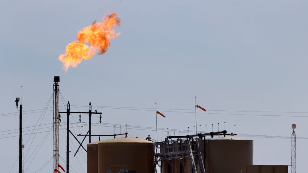 afbeelding van een vlammende gasvlam bij een olieveld in Texas
