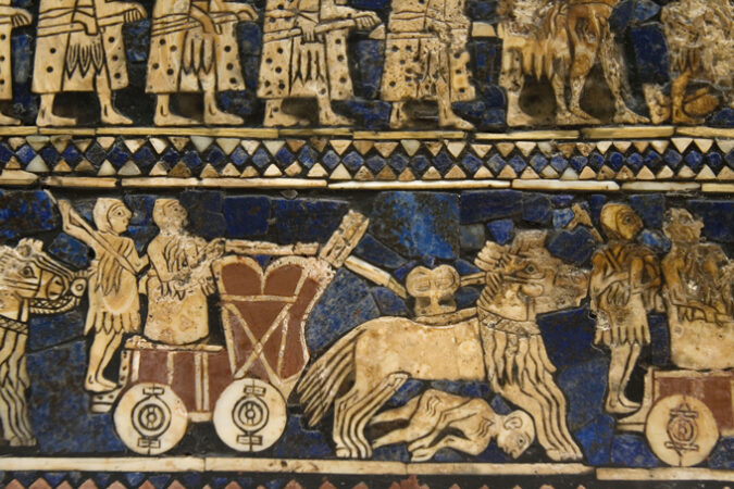 Escena de mosaico de un artefacto sumerio, que muestra kungas tirando de vagones