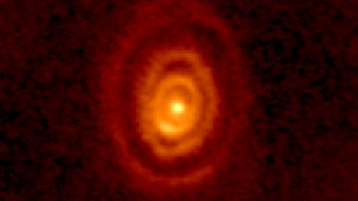 Una nueva imagen captura enormes anillos de gas que rodean una estrella roja envejecida