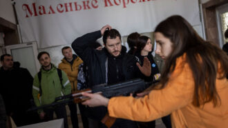 Ukrainian citizen learns to operate a weapon