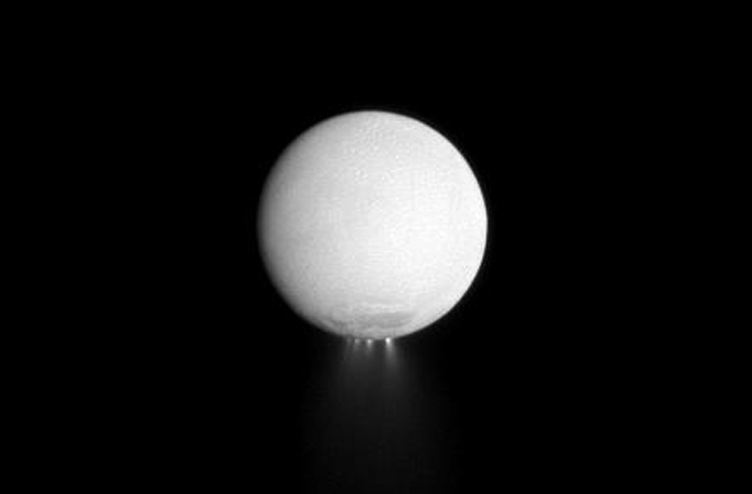 Bild von Enceladus mit sichtbaren Jets