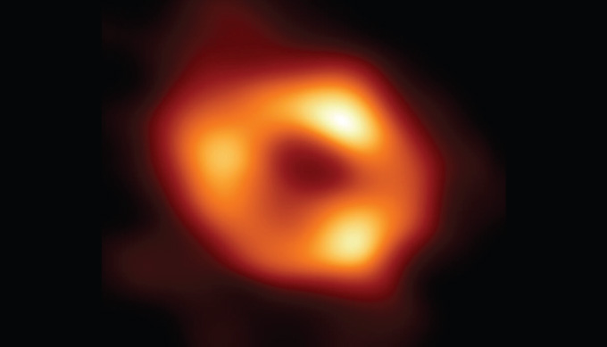 Bild eines Schwarzen Lochs im Zentrum der Milchstraße