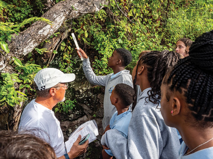 Students on Saba learn how to measure orchid leaves