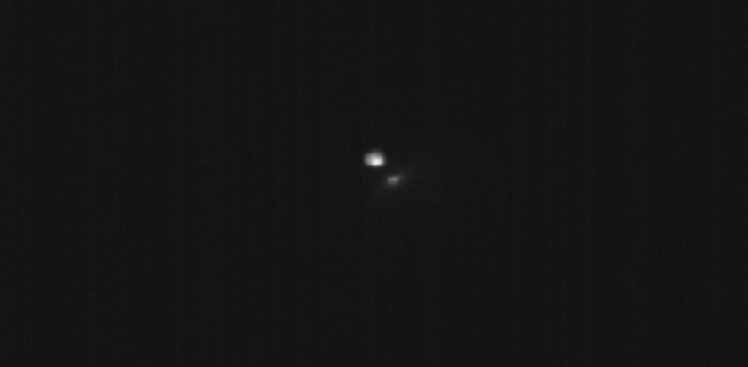 Een gif van twee asteroïden, waarvan er één werd geraakt door een ruimtevaartuig om van baan te veranderen.