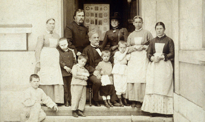 Una foto de Louis Pasteur (sentado) con enfermeras y nios tratados con sus vacunas contra la rabia a su alrededor.