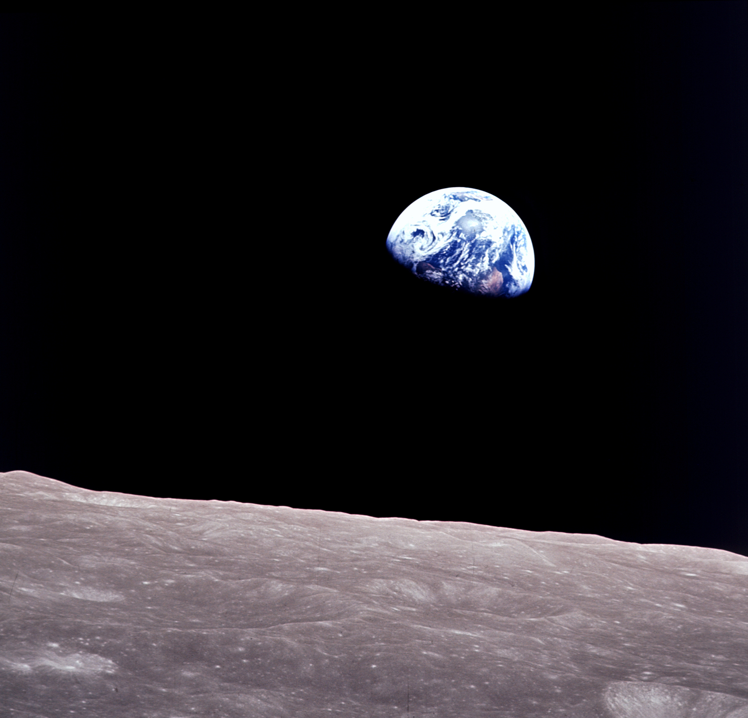 Questa vista della Terra presa durante l'orbita lunare dell'Apollo 8 mostra la Terra fluttuante sullo sfondo e la superficie lunare in primo piano.  È una delle nostre migliori immagini spaziali.