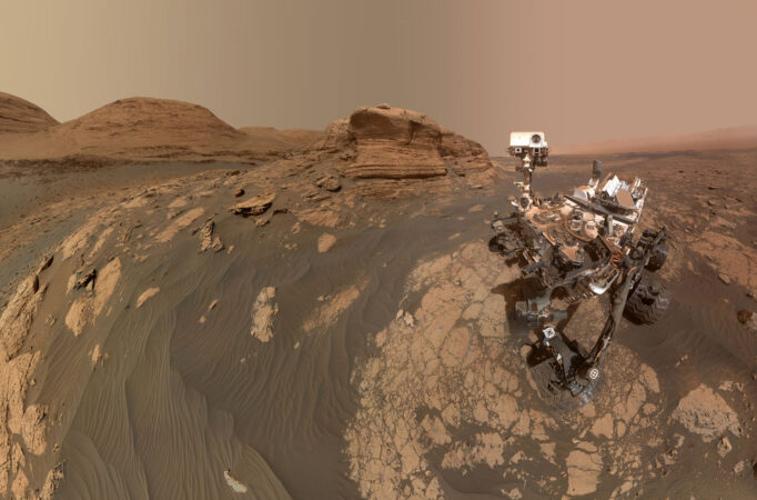 Selfie del rover Curiosity con il paesaggio di Marte incluso il Mont Mercou sullo sfondo.  Questo è il secondo classificato per le nostre migliori immagini spaziali.