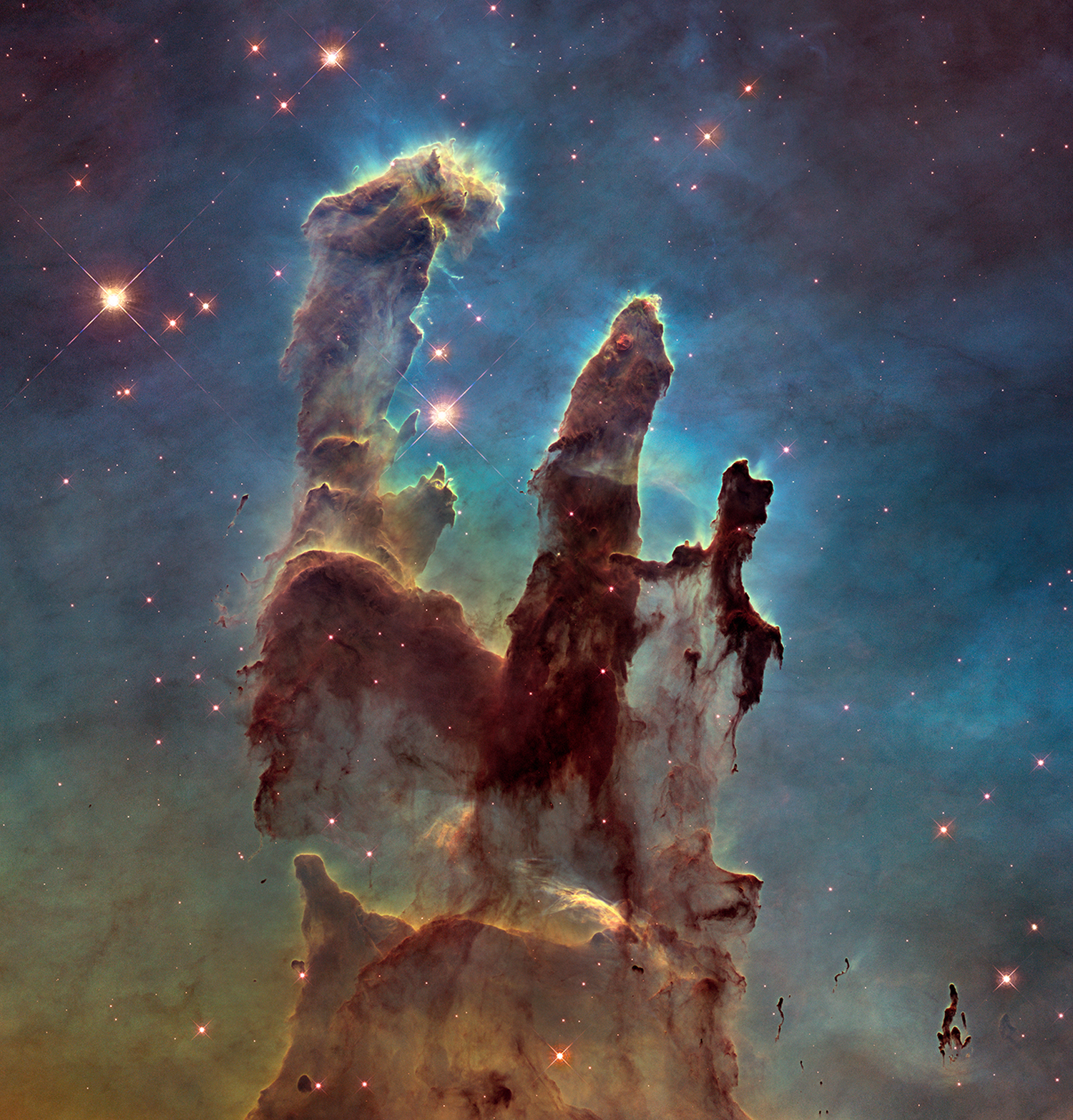 Nuove stelle stanno nascendo in queste torri di gas e polvere, chiamate i Pilastri della Creazione, nella Nebulosa Aquila.  È un'immagine iconica e una delle nostre migliori immagini spaziali di tutti i tempi.
