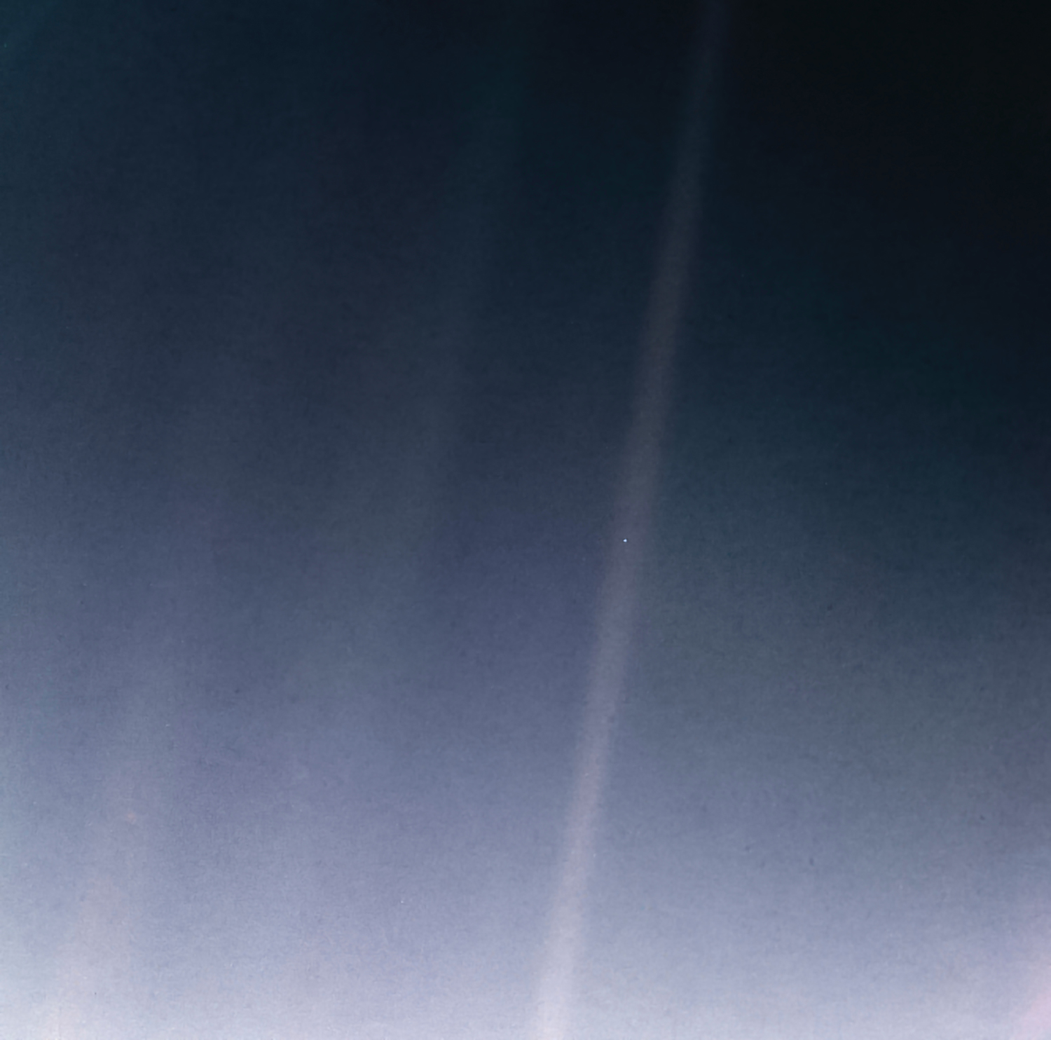 La Terra appare come un punto debole in un raggio di luce. Questa è una delle nostre migliori immagini spaziali.