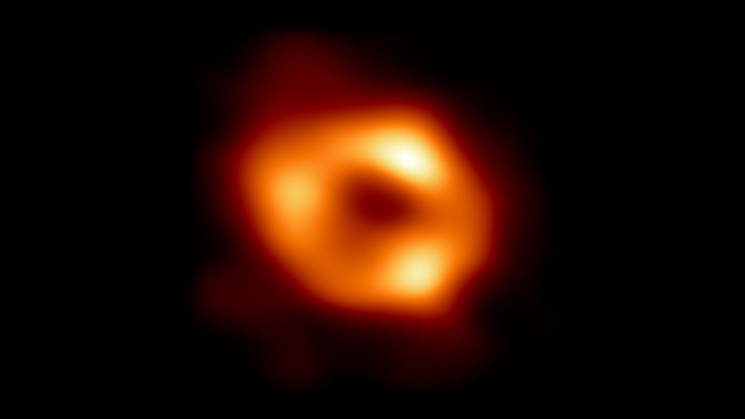 L'anello luminoso arancione mostra l'orizzonte degli eventi del gigantesco buco nero della Via Lattea, Sagittarius A*.  È una delle nostre migliori immagini spaziali.