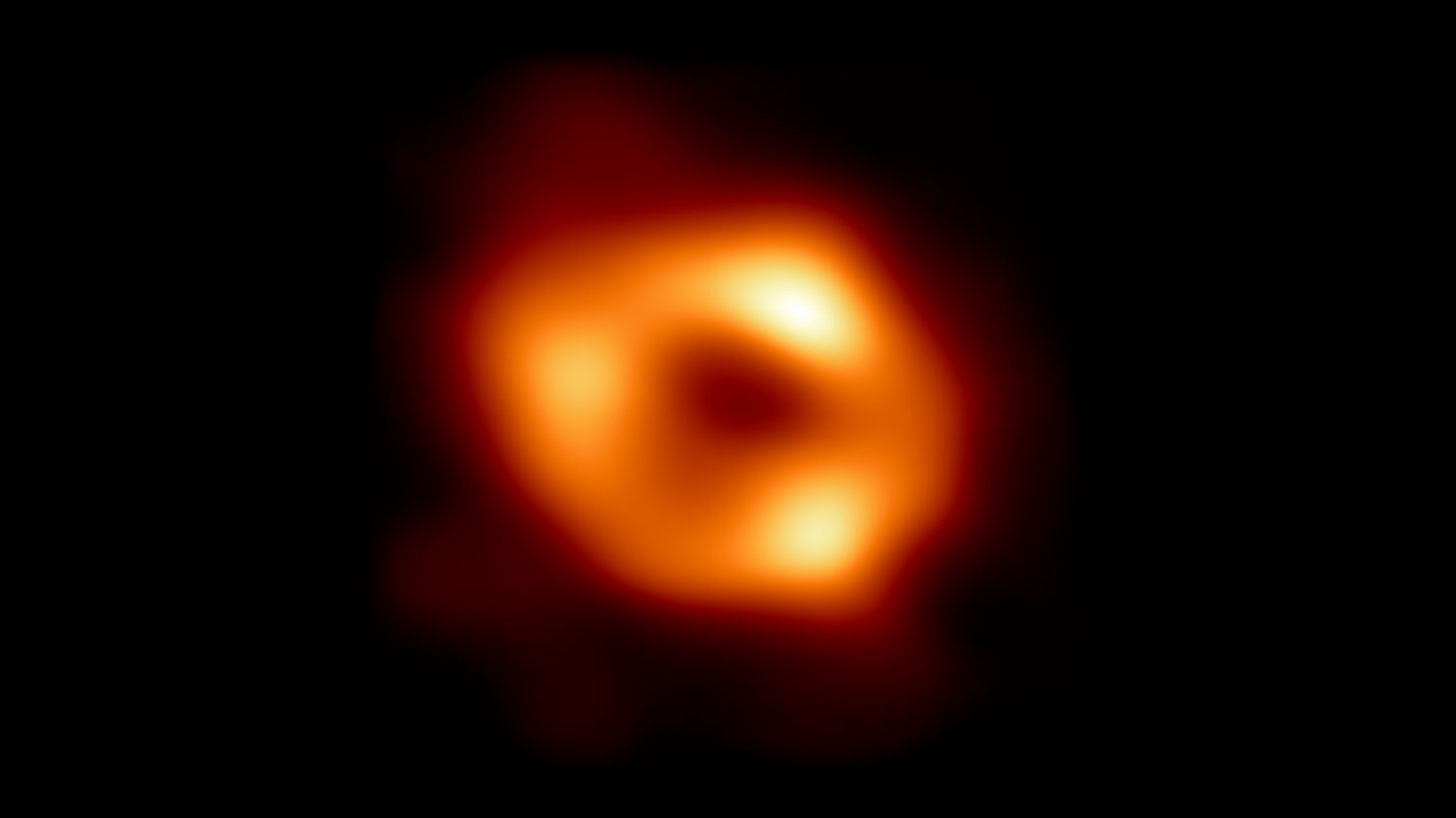 L'anello luminoso arancione mostra l'orizzonte degli eventi del gigantesco buco nero della Via Lattea, Sagittarius A*. È una delle nostre migliori immagini spaziali.