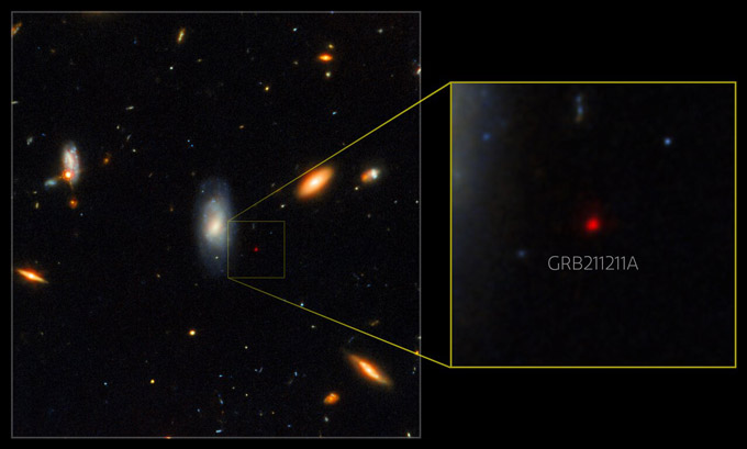 Esto muestra el brillo de una kilonova que siguió al extraño estallido de rayos gamma llamado GRB 211211A en imágenes del Telescopio Gemini Norte y el Telescopio Espacial Hubble.