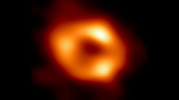 Oranje gloeiende ring toont de waarnemingshorizon van het gigantische zwarte gat van de Melkweg, Sagittarius A*.