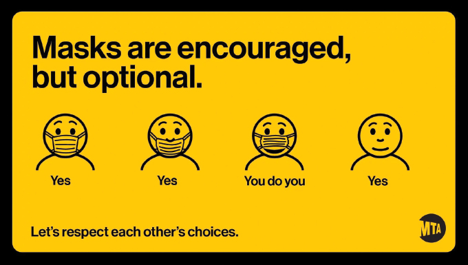 Un cartel amarillo de la MTA dice: "Se recomiendan máscaras pero son opcionales.  Respetemos las elecciones de los demás.  Aparecen cuatro figuras con diferentes máscaras colocadas con las palabras: "Sí" y "te haces a ti mismo"por debajo.