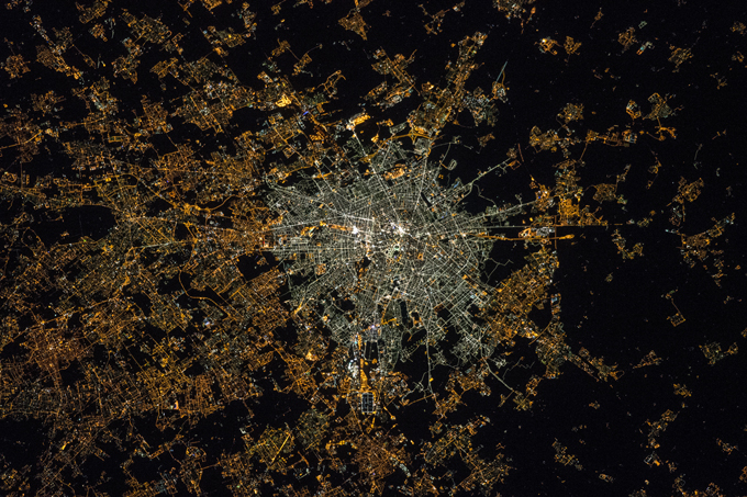 satellietbeeld van Milaan 's nachts, genomen vanaf het internationale ruimtestation ISS