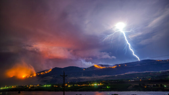 image of a lightning strike above a wildfire in Wenatchee, Washington