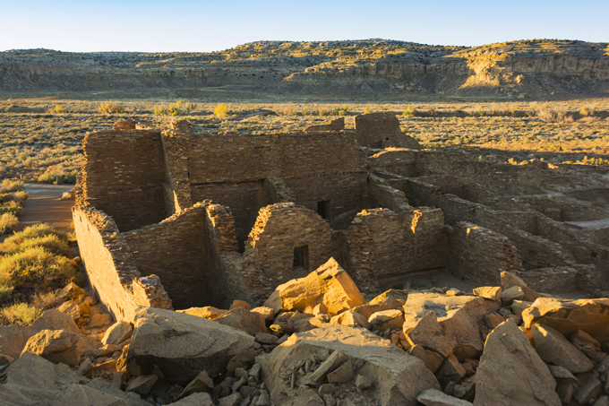 Ein Foto der Ruinen eines großen Hauses im Chaco Culture National Historical Park.