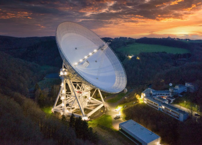 A picture of the Effelsberg radio telescope in Germany.