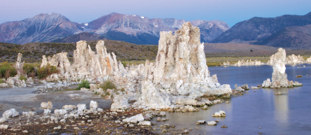 Image of Mono Lake in front of mountains