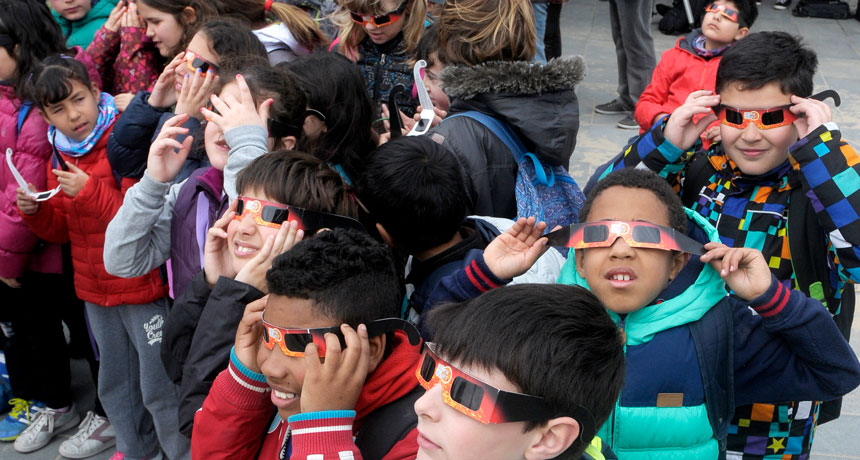 kids watching eclipse in Barcelona
