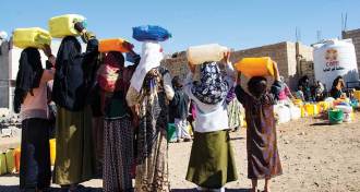 Yemeni women waiting for charity water