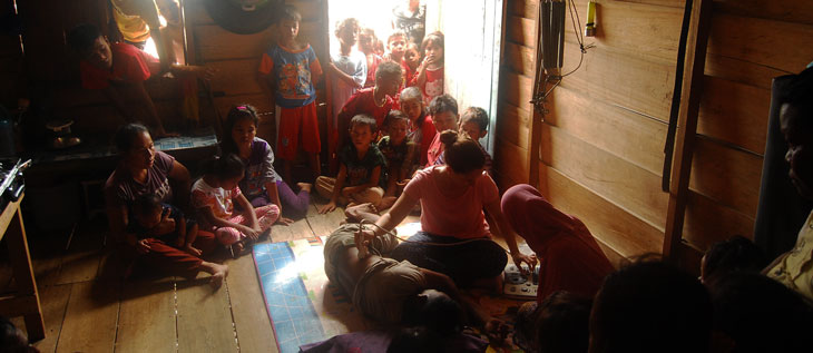 Melissa Ilardo does an ultrasound on a Bajau diver