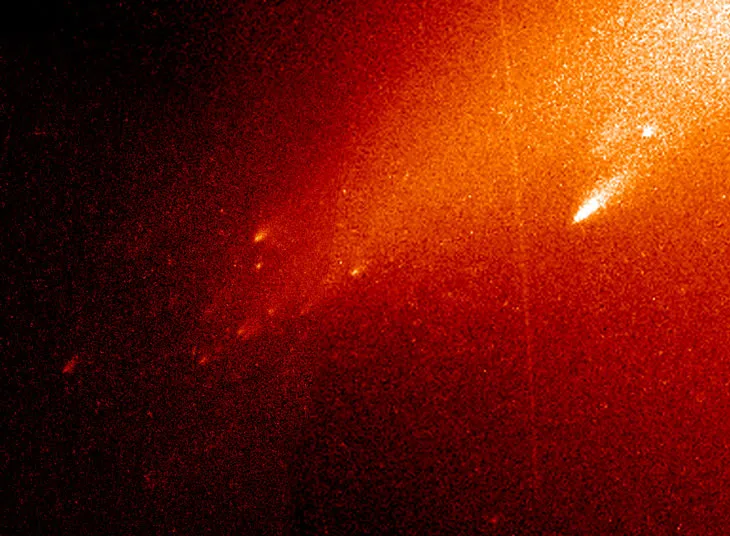 an image of comet LINEAR shattering into mini-comets in 2000